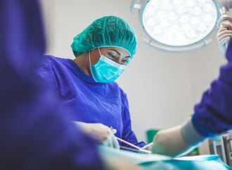 Madrid instala desfibriladores en farmacias rurales para mejorar atención sanitaria