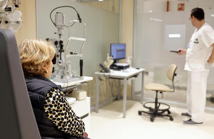 Díaz Ayuso anuncia un nuevo incremento salarial a médicos y enfermeras por guardias, noches y festivos